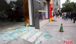 女子爆料石墩堵门视频,真相背后引关注